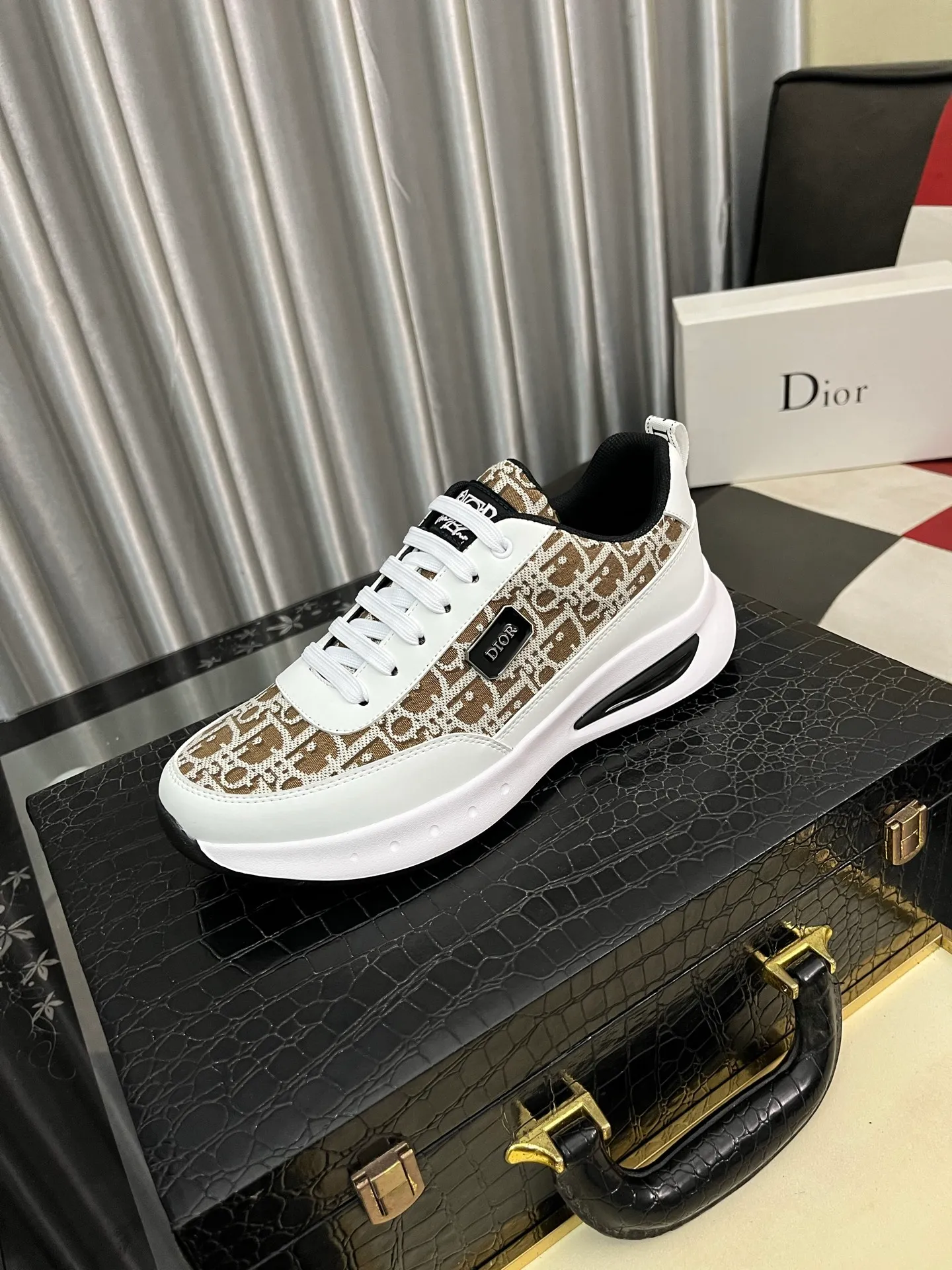 Men's men's shoes💰440⌚️⌚️Dior original quality.~ Unique modern style sneakers. 🏃A must-have casual shoe for trendy men😍😍 Original brand imported from Italy, imported original leather, sheep lining (refuses to discolor and grind feet) Sole: Original sole provided by the original factory, French lazy style design ⚠️Fit to the feet, original quality, super comfortable original sole. Just like shooting the real thing 🎬The real thing is better, code number: 38-443️⃣colors available